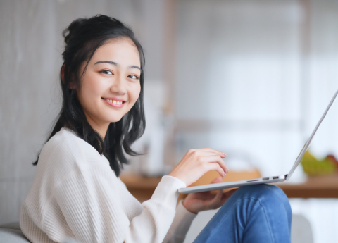 笑顔で寛ぐ女性の写真